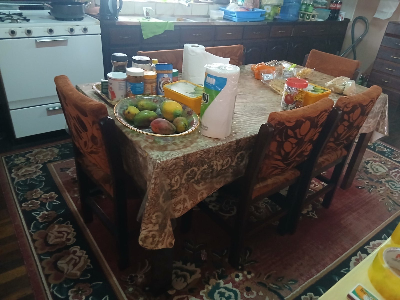 Eetkamer set 6 stoelen gestoffeerd plus eet tafel