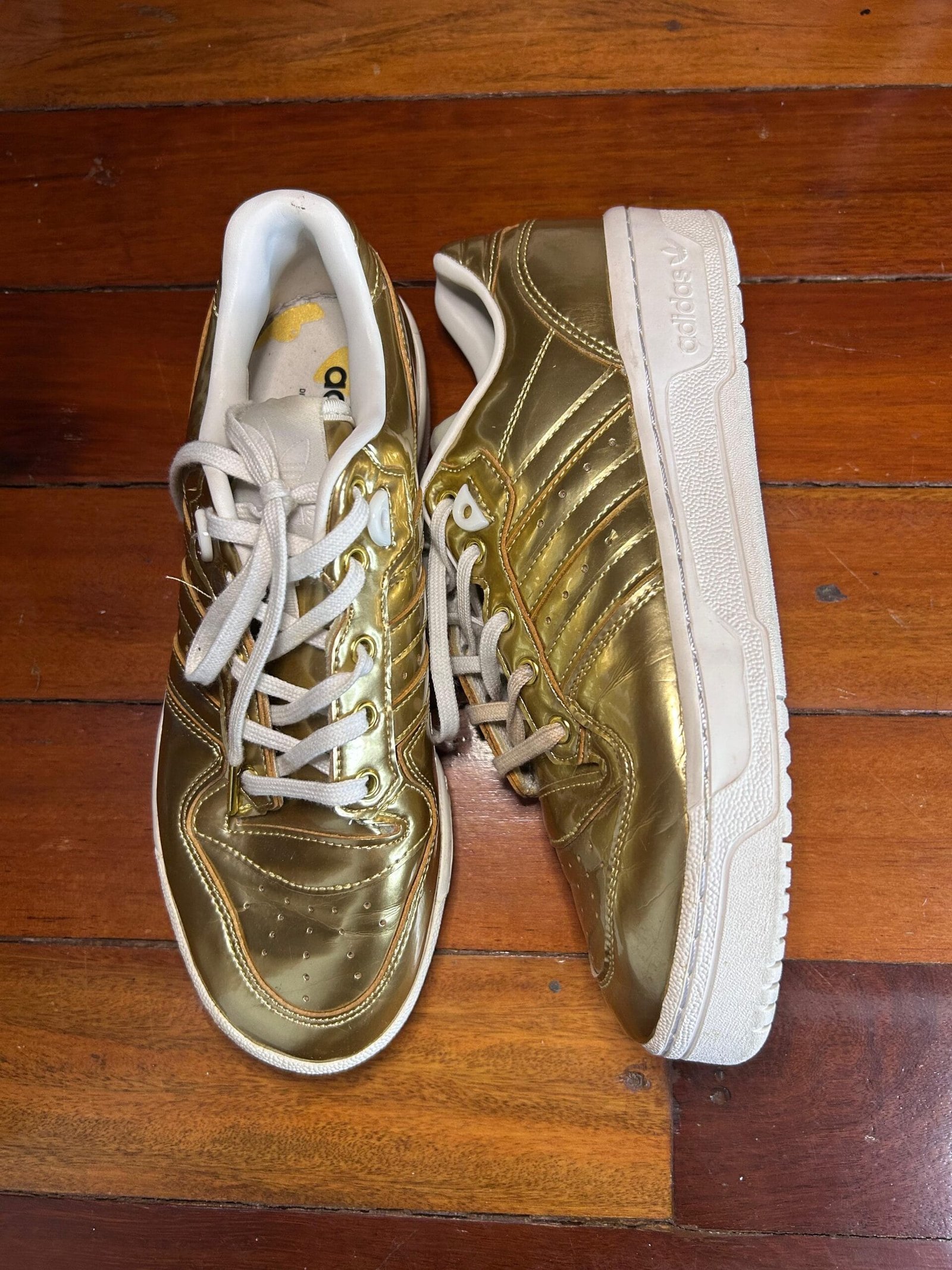 Adidas schoen goudkleurig